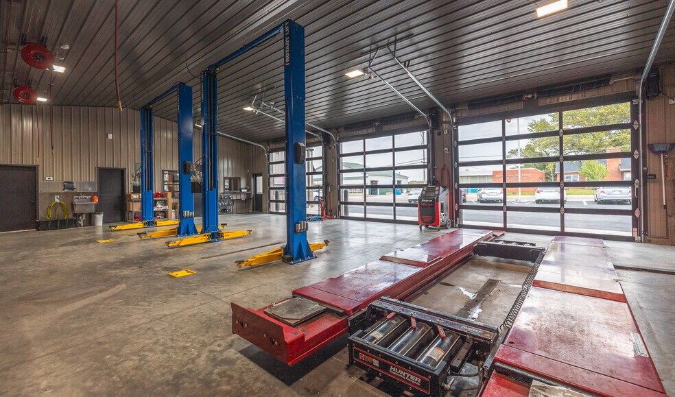 More Photos Of 1008 E Main St, Linn Auto Dealership For Sale