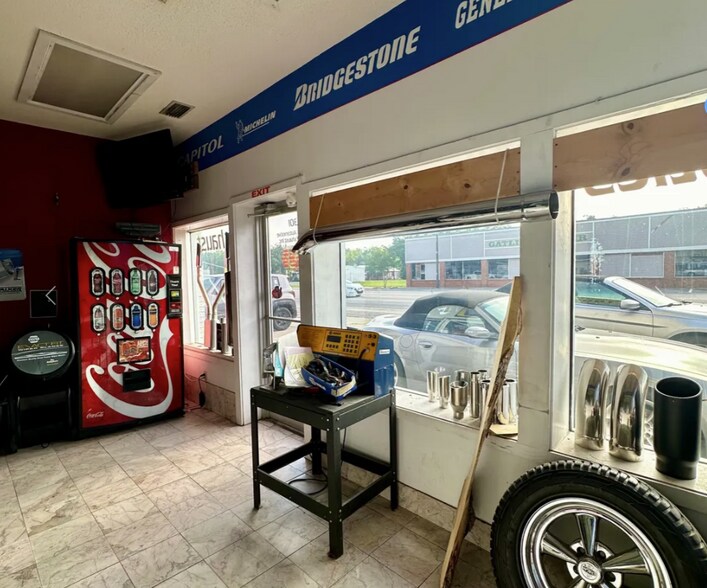 More Photos Of 301 N McKenzie St, Foley Auto Repair For Sale