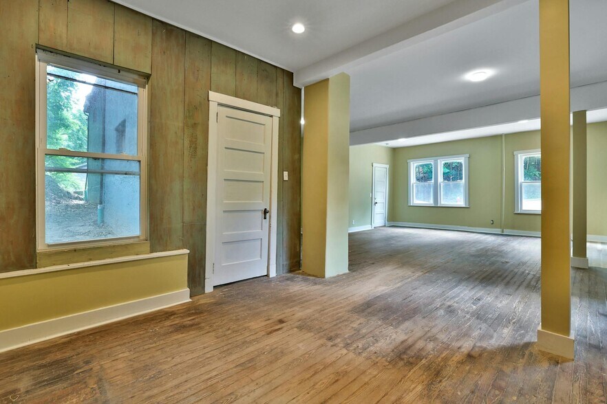 More Photos Of 68 Brook St, Croton On Hudson Showroom For Sale