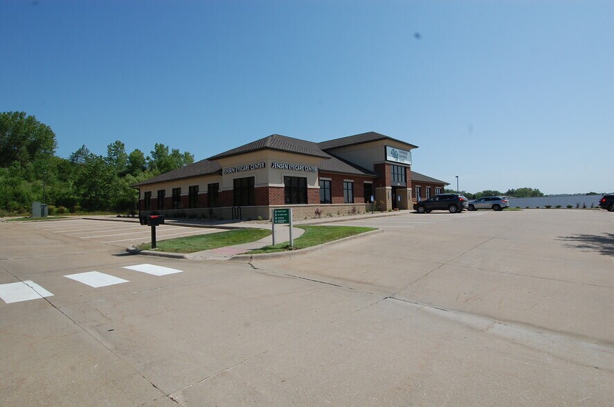 More Photos Of 640 Highway 1 W, Iowa City Office For Sale