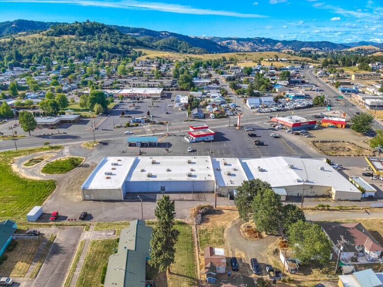 More Photos Of 120 SW Douglas Blvd, Winston Supermarket For Lease