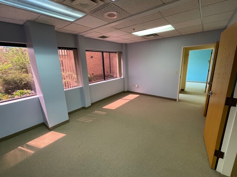 More Photos Of 299 Carew St, Springfield Medical For Sale