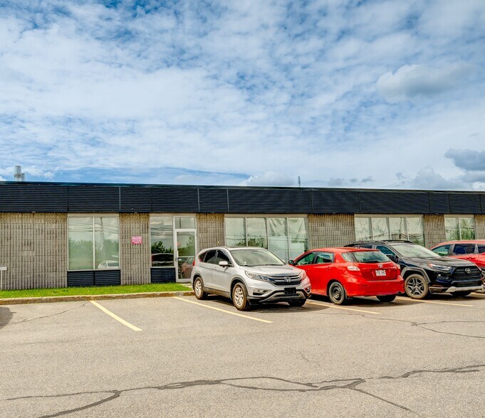 More Photos Of 4141-4149 Autoroute 440, Laval Warehouse For Lease
