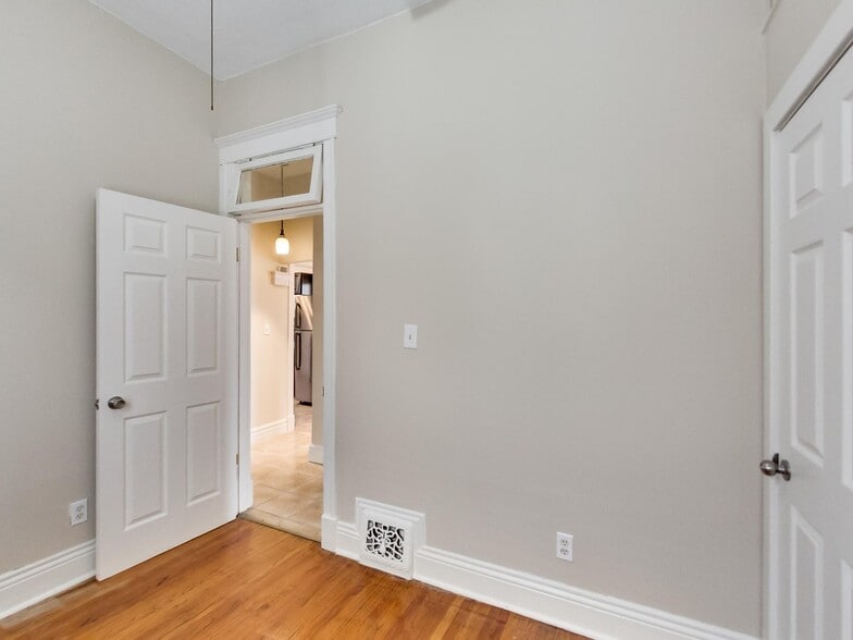 More Photos Of 443 Wentworth St N, Hamilton Storefront Retail Residential For Sale