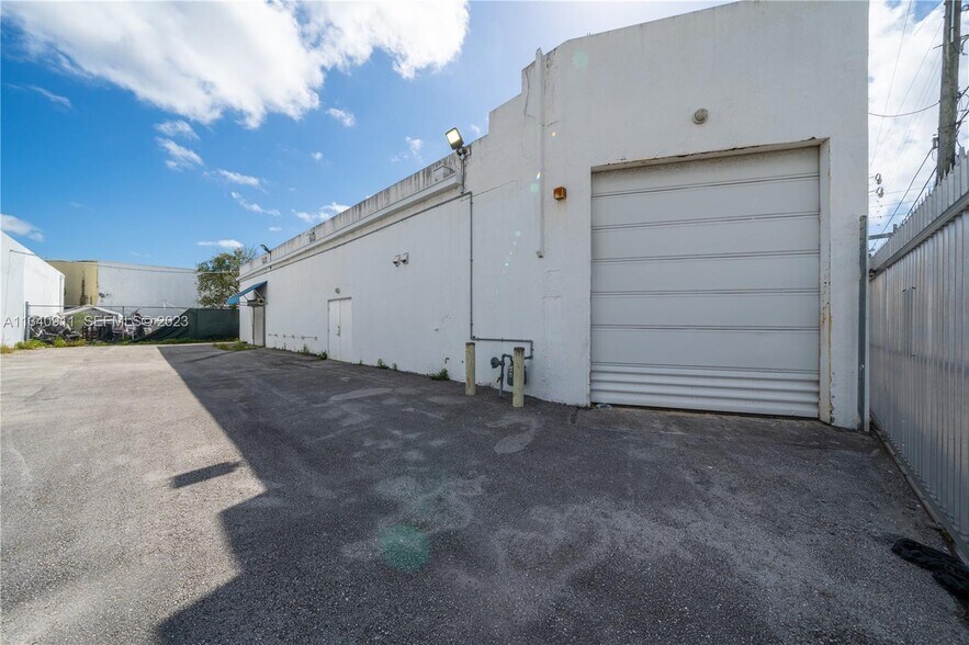 More Photos Of 2585 NW 21st Ter, Miami Warehouse For Lease