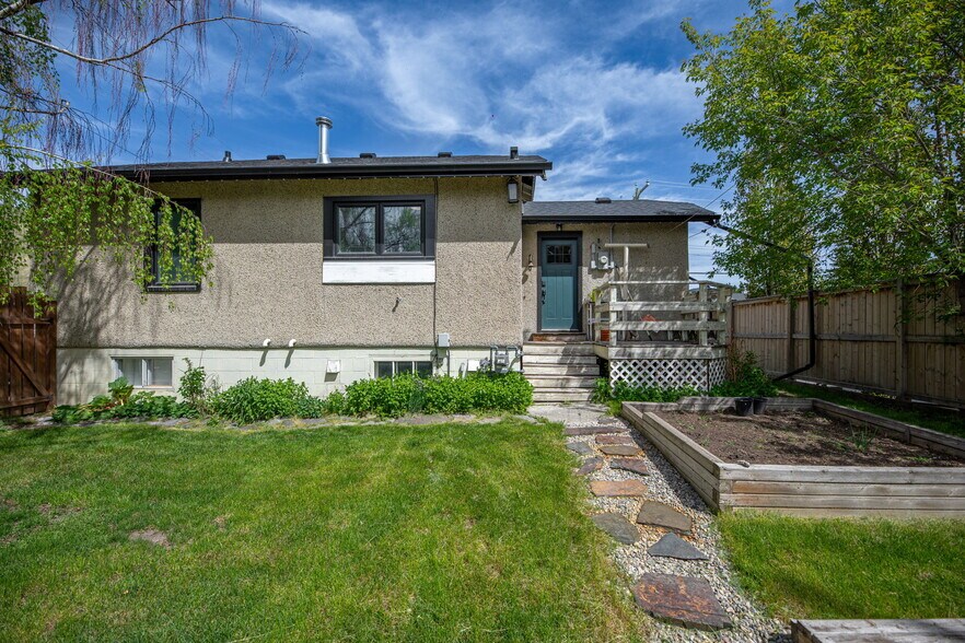 More Photos Of 313 Ross Av, Cochrane Medical For Sale