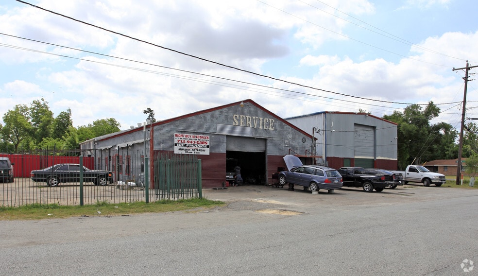 More Photos Of 8711 Dexter St, Houston Warehouse For Lease