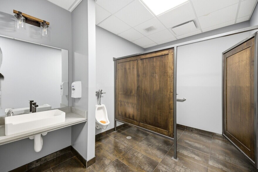 More Photos Of 326 SE Douglas St, Lees Summit Office For Sale