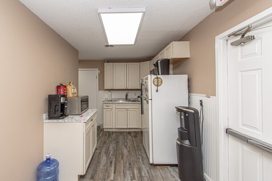 More Photos Of 1908 N Lakeman Dr, Bellbrook Storefront Retail Office For Sale