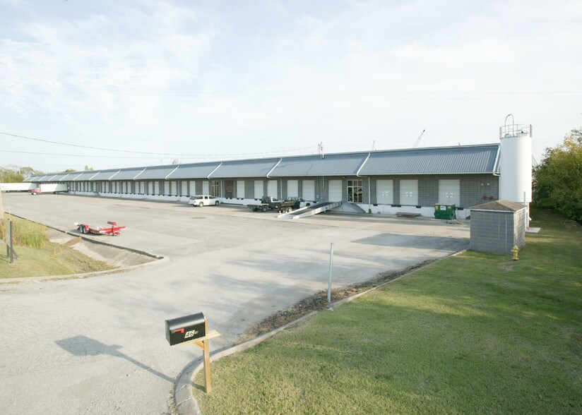 More Photos Of 1044-1052 Avondale Rd, Hendersonville Warehouse For Lease