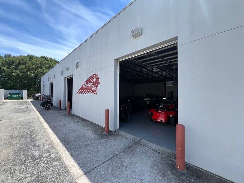 More Photos Of 6 Gateway Blvd W, Savannah Auto Dealership For Lease