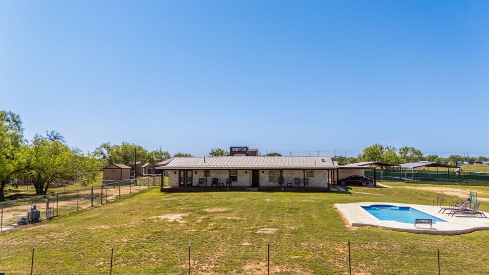 More Photos Of 5800 Curran Dr, Von Ormy Veterinarian Kennel For Sale