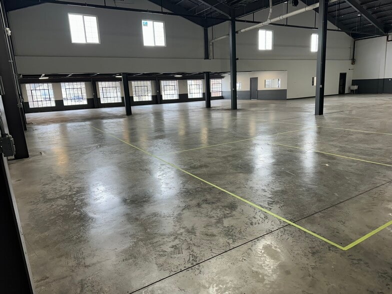 More Photos Of 902 Grace st, Elgin Industrial For Lease