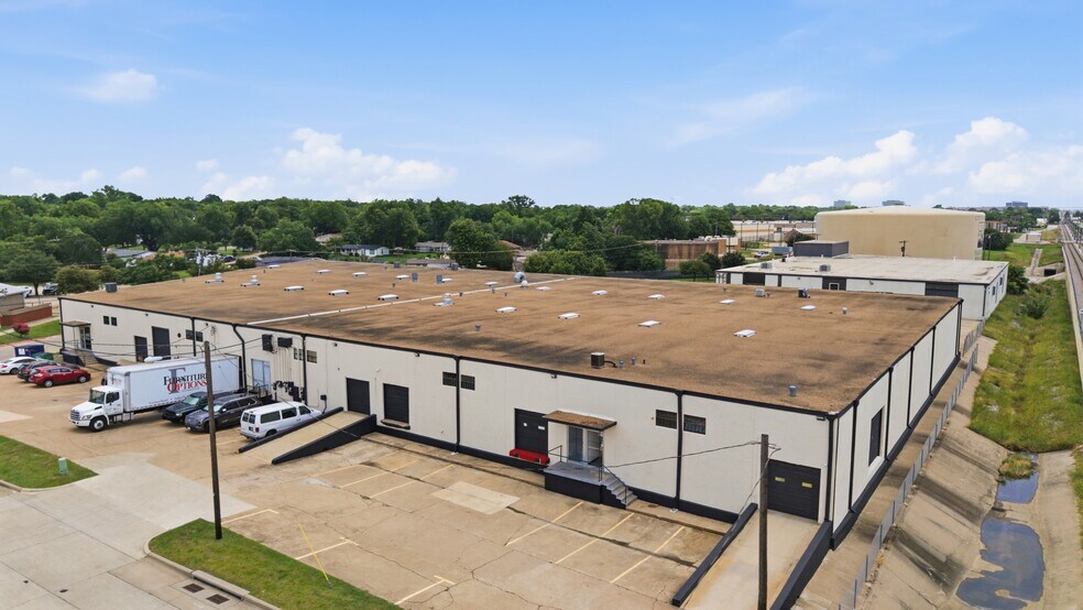 More Photos Of 13908-13910 Distribution Way, Farmers Branch Distribution For Lease