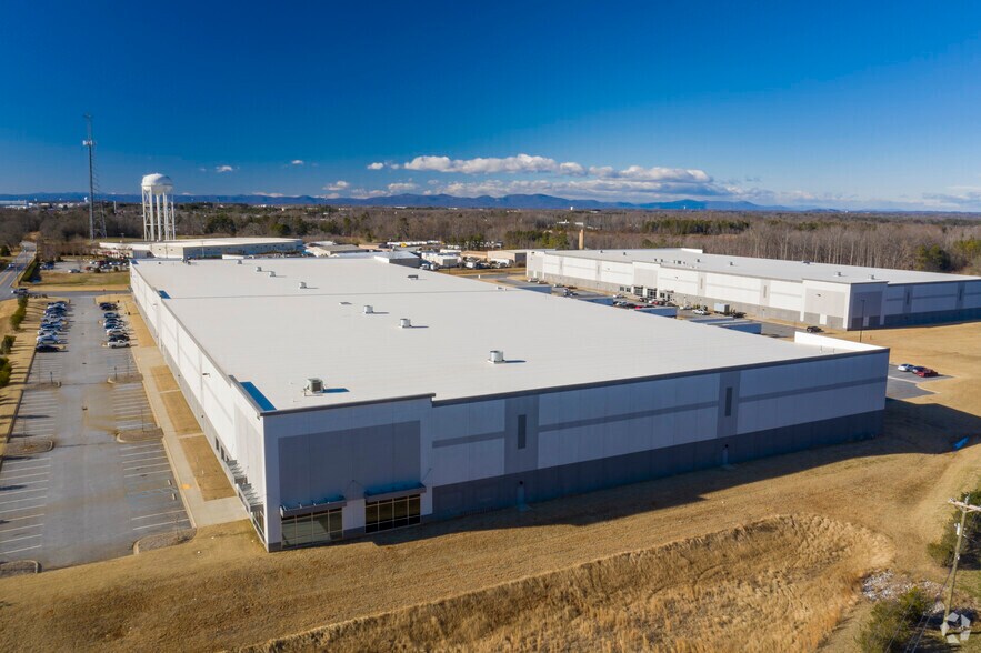 More Photos Of 231-233 Apple Valley Rd, Duncan Distribution For Lease