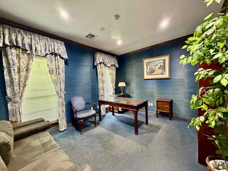 More Photos Of 3560 Delaware St, Beaumont Medical For Sale