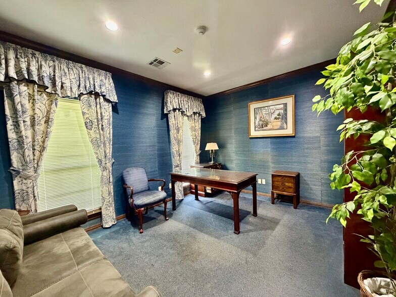 More Photos Of 3560 Delaware St, Beaumont Medical For Sale
