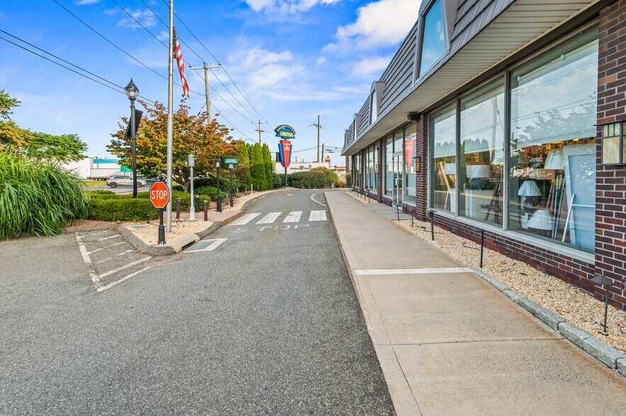 More Photos Of 160 Brainard Rd, Hartford Freestanding For Lease