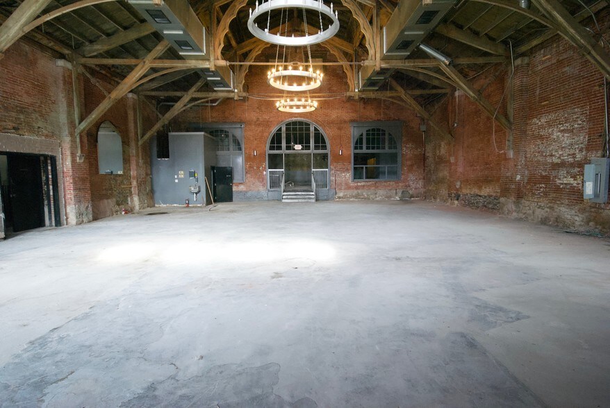 More Photos Of 3221-3225 Olive St, Saint Louis Bar For Lease