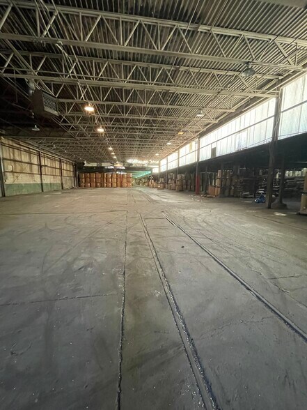 More Photos Of 3901 Camden Ave, Parkersburg Warehouse For Lease