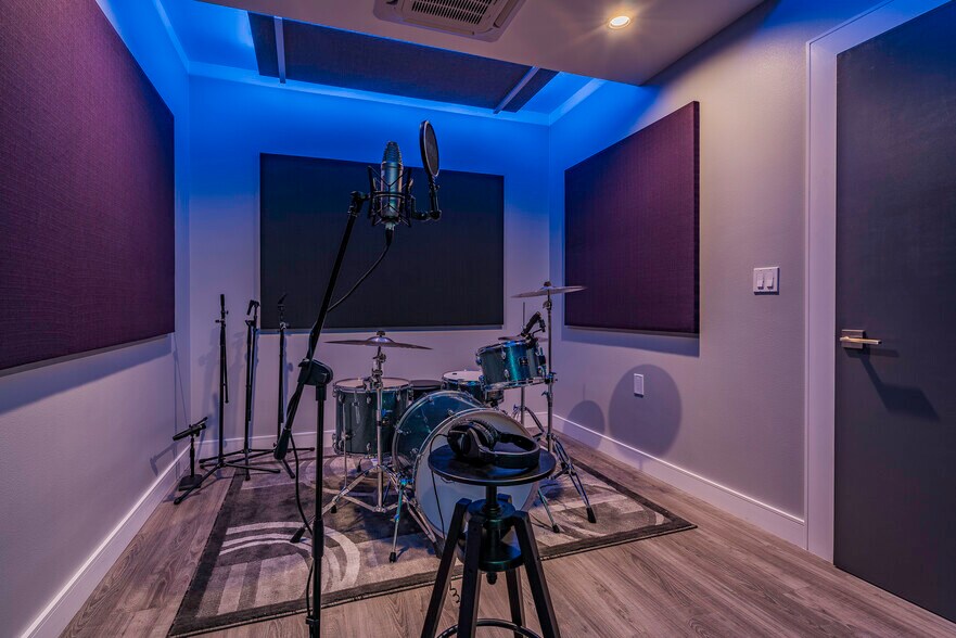 More Photos Of 3809 W Burbank Blvd, Burbank Loft Creative Space For Lease