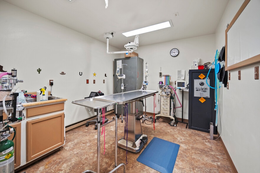More Photos Of 5280 Edison Ave, Colorado Springs Veterinarian Kennel For Sale