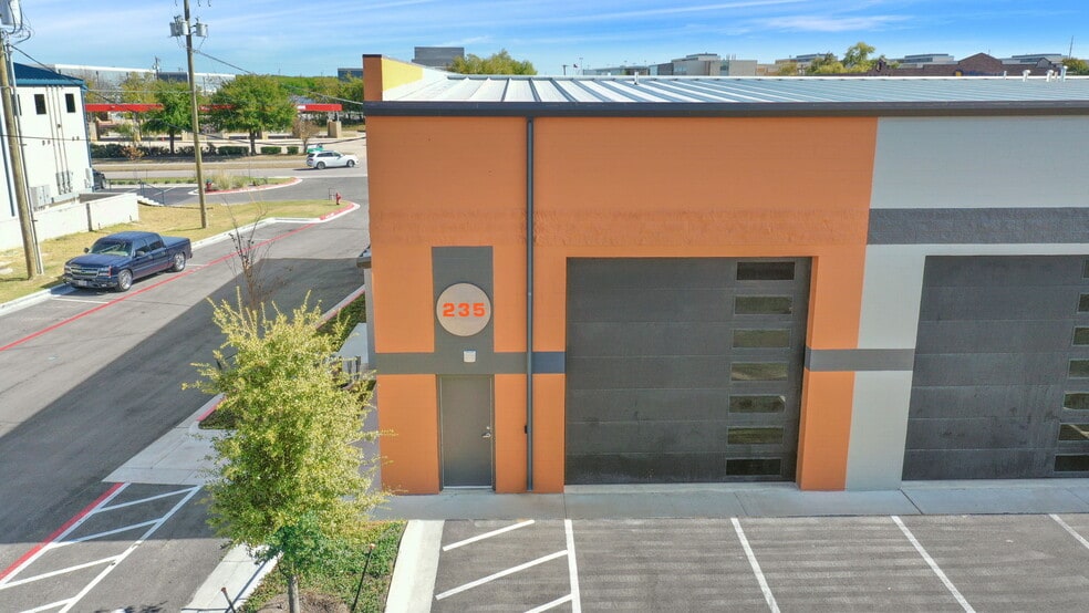 More Photos Of 2100 Double Creek Dr, Round Rock Warehouse For Lease