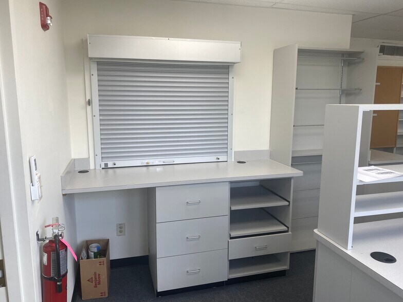 More Photos Of 1695-1699 Main St, Springfield Medical For Lease