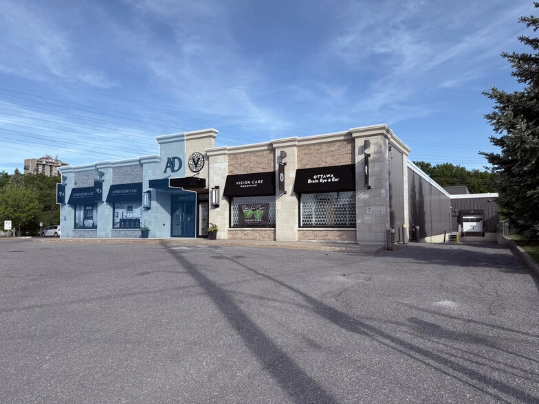 More Photos Of 1818 Woodward Dr, Ottawa Showroom For Lease