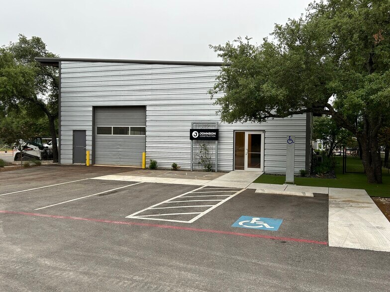 More Photos Of 9 Spanish Pass Rd, Boerne Showroom For Lease