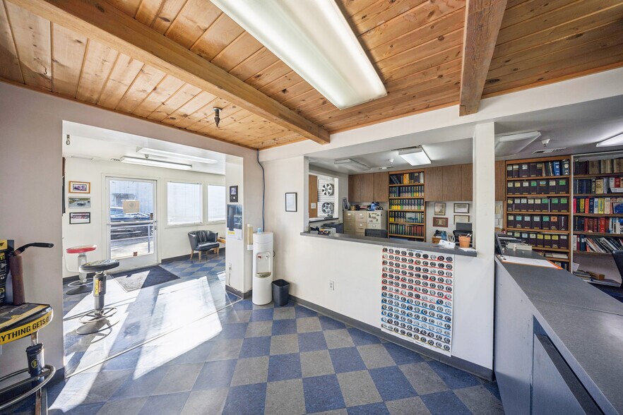 More Photos Of 25 Market St, San Rafael Service For Sale