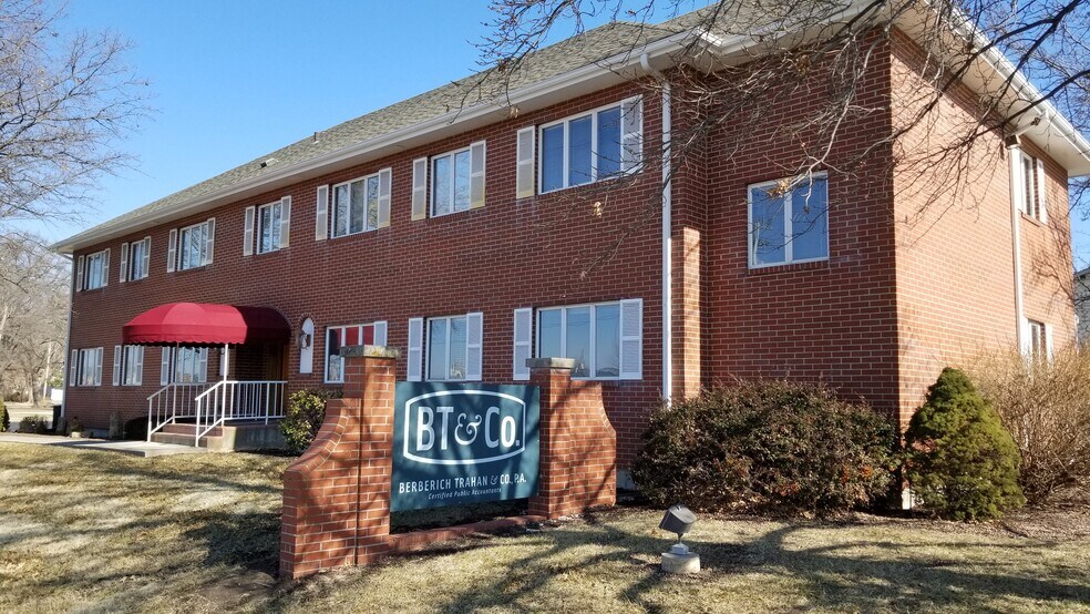 More Photos Of 990 SW Fairlawn Rd, Topeka Office For Lease