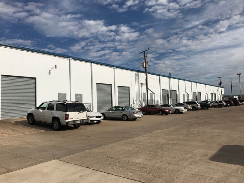 More Photos Of 5848-5884 E Berry St, Fort Worth Unknown For Lease