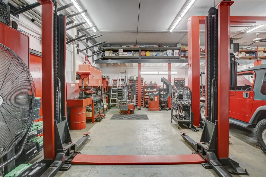 More Photos Of 530 S Dixie Hwy W, Pompano Beach Auto Repair For Sale