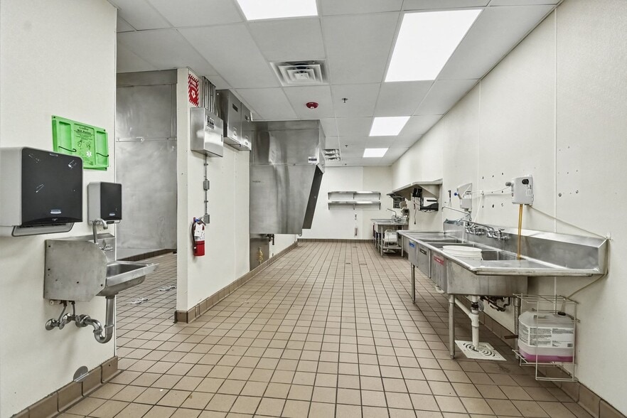 More Photos Of 8845 Gratiot Rd, Saginaw Freestanding For Lease