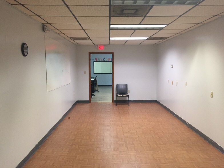 More Photos Of 4244 W Waters Ave, Tampa Showroom For Lease