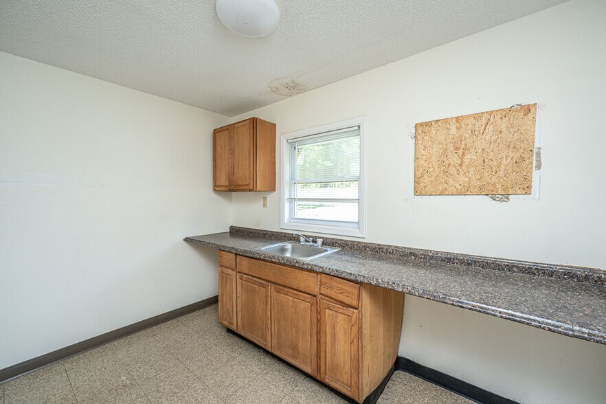 More Photos Of 1058 Edgewater Rd, Pineville Hotel For Sale