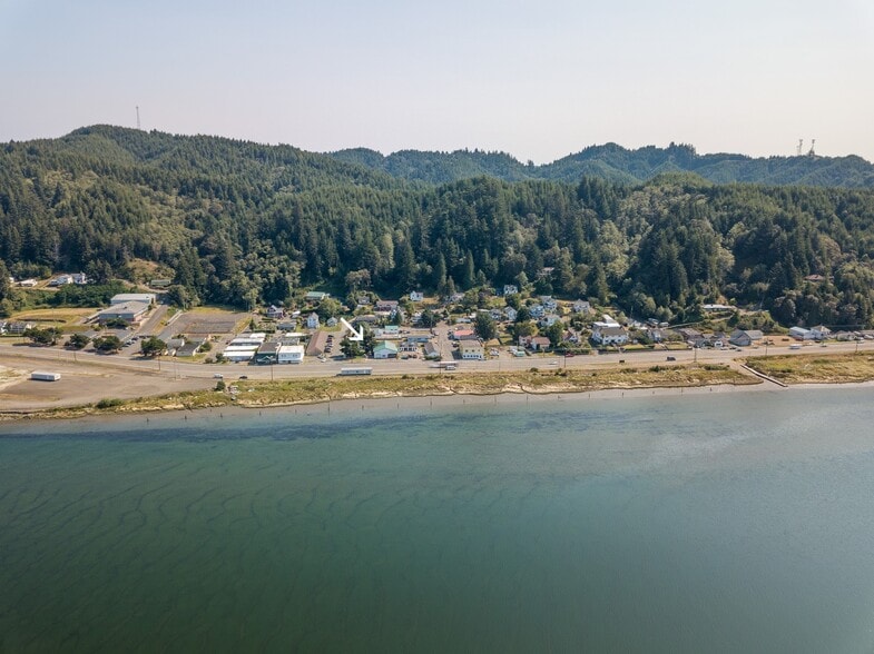 More Photos Of 77231 Highway 101, Gardiner Storefront Retail Residential For Sale