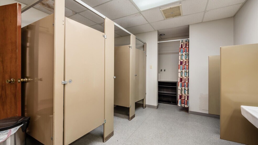 More Photos Of 172 S Friendship Dr, New Concord Medical For Sale