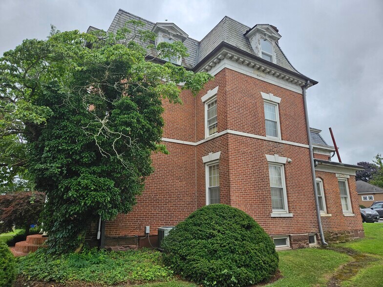 More Photos Of 103 S Main St, Middletown Office For Sale