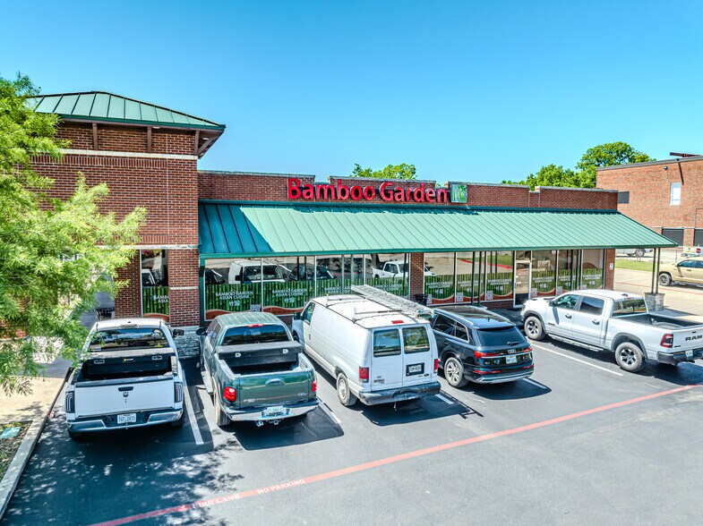 More Photos Of 302-316 S Main St, Weatherford Storefront For Lease