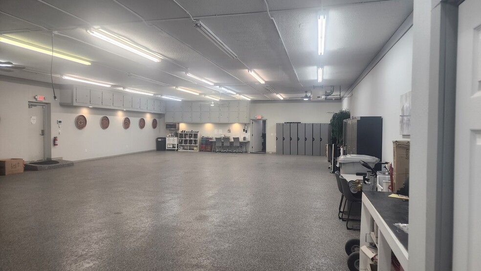 More Photos Of 1525 E Army Post Rd, Des Moines Auto Repair For Lease