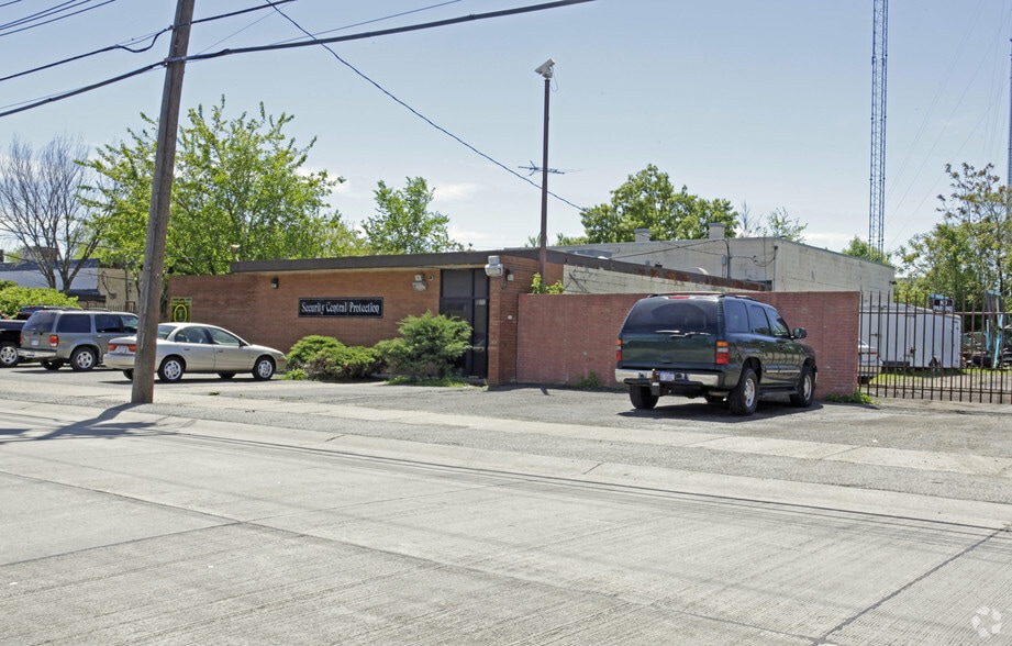 Primary Photo Of 12821 Capital St, Oak Park Warehouse For Sale