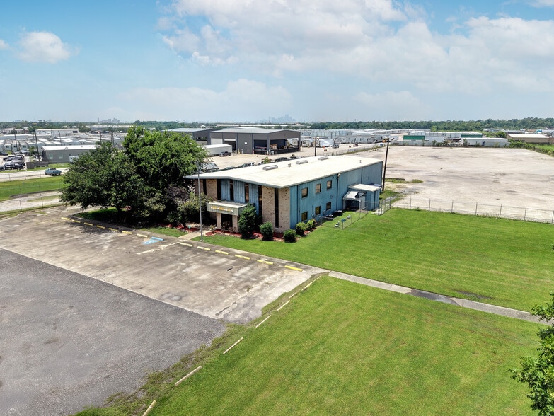 More Photos Of 3807 Oates Rd, Houston Showroom For Lease