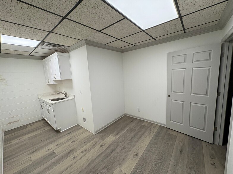 More Photos Of 363 W Main St, Hendersonville Flex For Lease