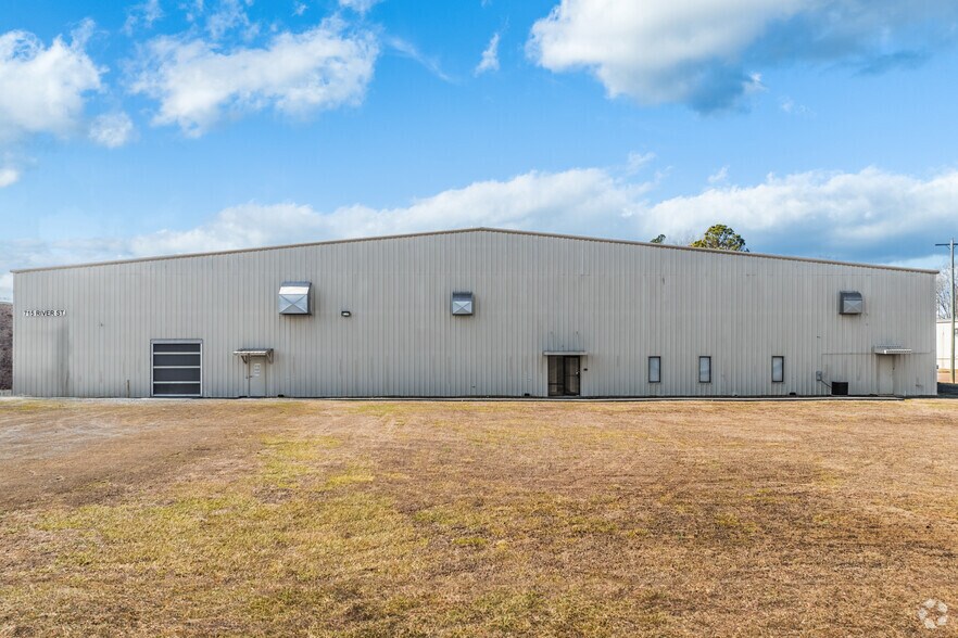 More Photos Of 715 S River Street, Calhoun Warehouse For Lease