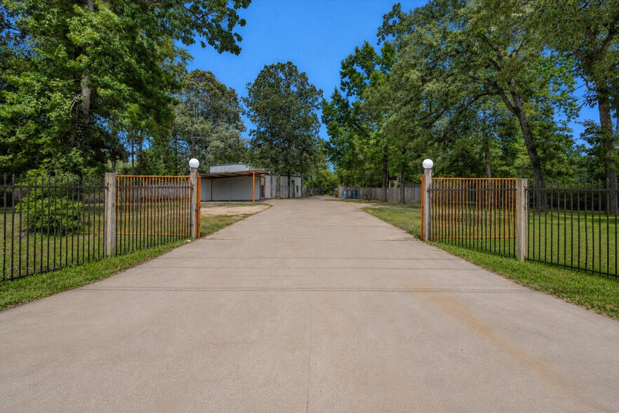 Primary Photo Of 11003 Willis Waukegan Rd, Conroe Light Distribution For Sale