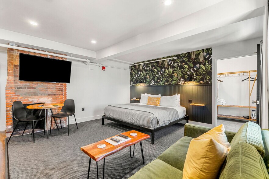 More Photos Of 409 The Hill, Portsmouth Hotel For Sale