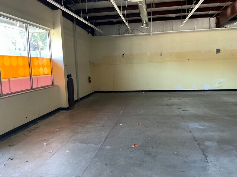 More Photos Of 601 S Main St, Charleston Freestanding For Sale