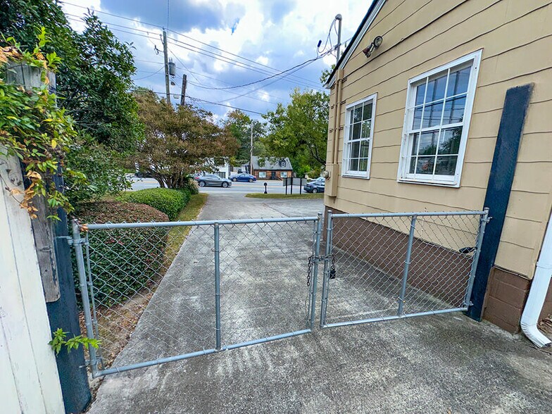More Photos Of 4154 Clairmont Rd, Atlanta Office For Sale